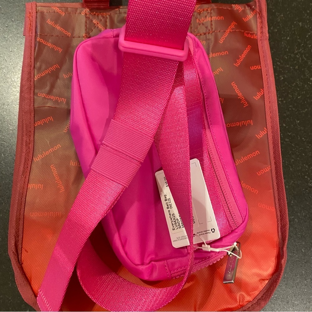 Lululemon Everywhere Belt Bag in sonic pink NWT - Picture 3 of 6